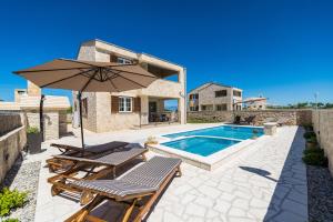 Πισίνα στο ή κοντά στο Luxury villa Vid1 with heated pool, jacuzzi and sauna 01 - by TA Leut Agency