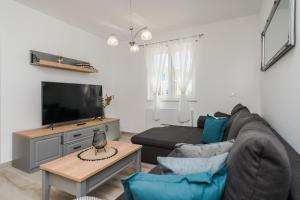 Μια τηλεόραση ή/και κέντρο ψυχαγωγίας στο Luxury villa Vid1 with heated pool, jacuzzi and sauna 01 - by TA Leut Agency