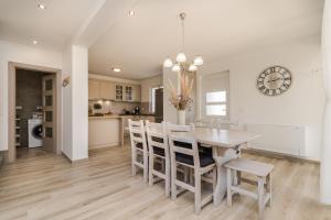 Η κουζίνα ή μικρή κουζίνα στο Luxury villa Vid1 with heated pool, jacuzzi and sauna 01 - by TA Leut Agency