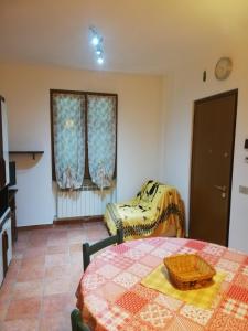 um quarto com uma mesa e uma cama em Casa Rosaguta em Vescina