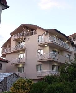 un immeuble d'appartements avec balcon sur le côté. dans l'établissement Apartments Smakoski, à Ohrid