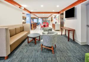 a living room with a couch and chairs and a table at Holiday Inn Express - Hope by IHG in Hope