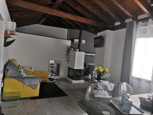 sala de estar con silla amarilla y sofá en FG Albayzin apartamento deluxe con terraza vistas y parking gratis en Granada