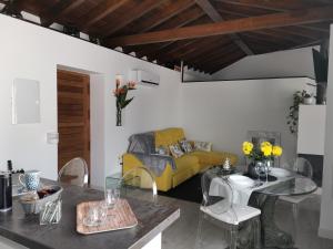 Restoran atau tempat lain untuk makan di FG Albayzin apartamento deluxe con terraza vistas y parking gratis