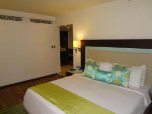 Un pat sau paturi într-o cameră la Fortune Inn Sree Kanya, Visakhapatnam - Member ITC's Hotel Group