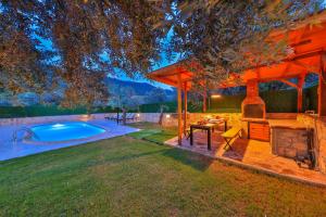 Бассейн в Villa Candan Kaş или поблизости