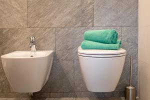 bagno con servizi igienici bianchi e lavandino di Jaufnerhof a Mareta