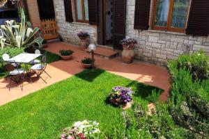 A garden outside L' Agave - Appartamento nel cuore del Chianti