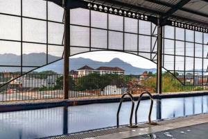 une piscine vide avec vue sur les montagnes dans l'établissement @Mojo Smart Apartment - Begawan Apartment, à Dau