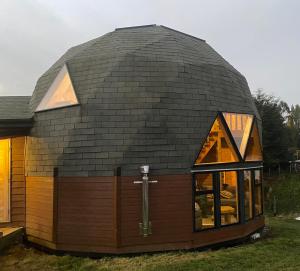 卡斯特鲁Zarapito Domo的大型黑瓦屋,设有大窗户