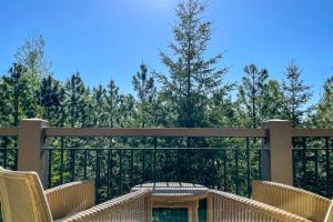 Balkón nebo terasa v ubytování Condo with Outdoor Heated Pool and Hot Tub Access!