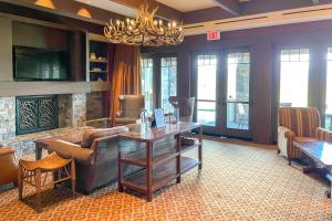 Posezení v ubytování Condo with Outdoor Heated Pool and Hot Tub Access!