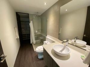 Koupelna v ubytování BEE Suites Santa Ana