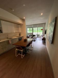 Posezení v ubytování BEE Suites Santa Ana