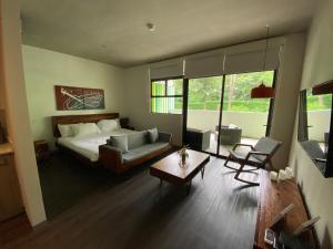 Postel nebo postele na pokoji v ubytování BEE Suites Santa Ana