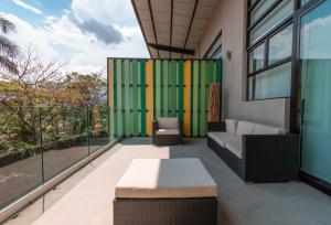 Balkón nebo terasa v ubytování BEE Suites Santa Ana