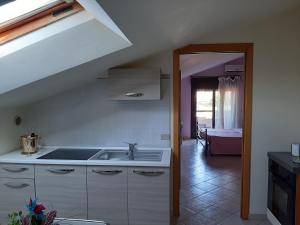 uma cozinha com um lavatório e uma bancada em Mansarda Gardenia em Pescara