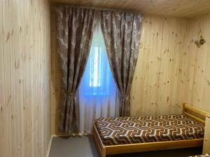 Хутір «Яблучне»客房内的一张或多张床位