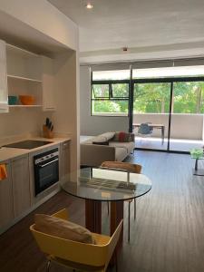 Kuchyň nebo kuchyňský kout v ubytování BEE Suites Santa Ana
