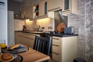 Кухня или кухненски бокс в Maltings Cottage
