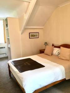 ein Schlafzimmer mit einem Bett mit einer schwarzen Decke darauf in der Unterkunft Rosalie Guest House in Penzance