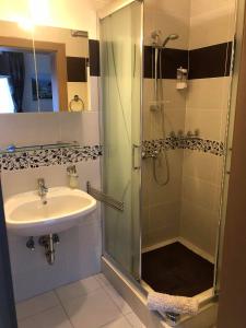 a bathroom with a sink and a shower at Hotel Mallnitz in Mallnitz