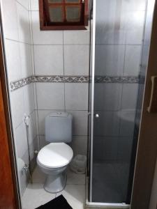 un piccolo bagno con wc e doccia di Casa da Celia 02 ad Arraial do Cabo