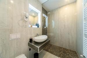 Ein Badezimmer in der Unterkunft Elenas Rooms & Apartment