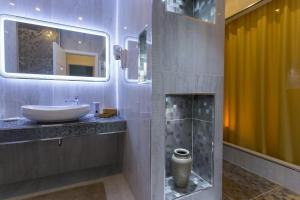 ein Badezimmer mit Waschbecken und Spiegel in der Unterkunft Elenas Rooms & Apartment in Zagreb