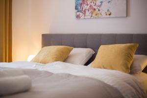 Ein Bett oder Betten in einem Zimmer der Unterkunft Elenas Rooms & Apartment