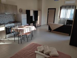 Кухня или мини-кухня в John's Apartments
