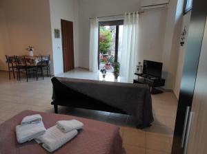 Кровать или кровати в номере John's Apartments