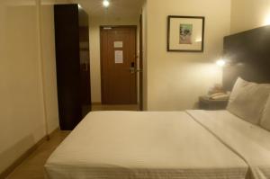 Tempat tidur dalam kamar di Pearl Lane Hotel
