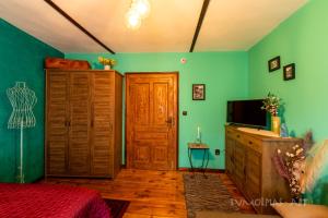 A television and/or entertainment centre at Art apartment EVMOLPIAS near Roman stadium