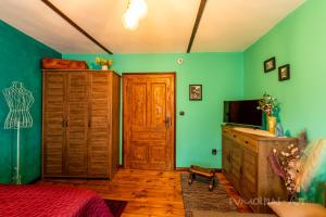 A television and/or entertainment centre at Art apartment EVMOLPIAS near Roman stadium