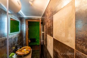 A bathroom at Art apartment EVMOLPIAS near Roman stadium