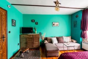 A television and/or entertainment centre at Art apartment EVMOLPIAS near Roman stadium