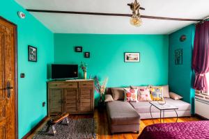 A television and/or entertainment centre at Art apartment EVMOLPIAS near Roman stadium