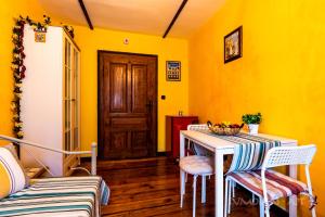 A seating area at Art apartment EVMOLPIAS near Roman stadium