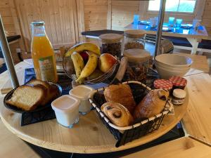 einen Tisch mit einem Haufen verschiedener Brotsorten in der Unterkunft Aux Kotas Finland'Ain in Izieu