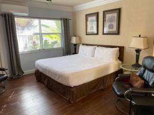 Una cama o camas en una habitación de Atlantic Shores Vacation Villas