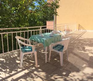 un patio con mesa y 2 sillas en Lucia, en Cres
