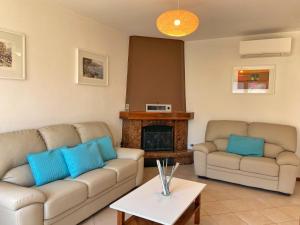 sala de estar con 2 sofás y chimenea en Villa Desy, en Riva del Garda