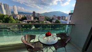 een tafel en stoelen op een balkon met uitzicht op de stad bij Diva Capitol Luxury in Skopje