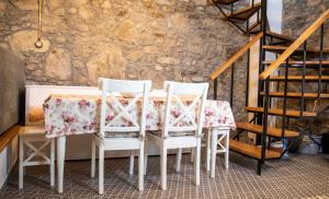 two chairs at a table in a room with a stone wall at Samaradiko in Kondiás