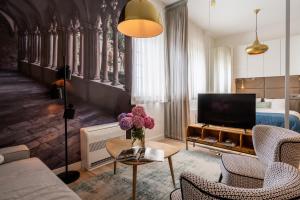 salon z kanapą i telewizorem w obiekcie AH Design Luxury Apartments w mieście Opatija