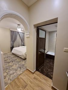 a bedroom with a bed and a large mirror at Rose Neri Lavender روز نيري الخزامى in Al Khobar