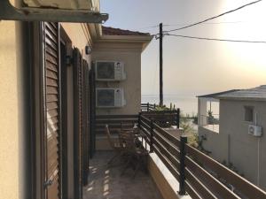 da una casa dotata di balcone con vista sull'oceano. di Ayerina First floor Apartment a Arillas