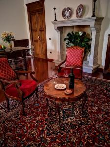 a living room with a table and chairs and a fireplace at B&B Palazzo de I Mysteri in Campobasso