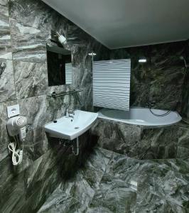 Ett badrum på Anita Apartman Sopron
